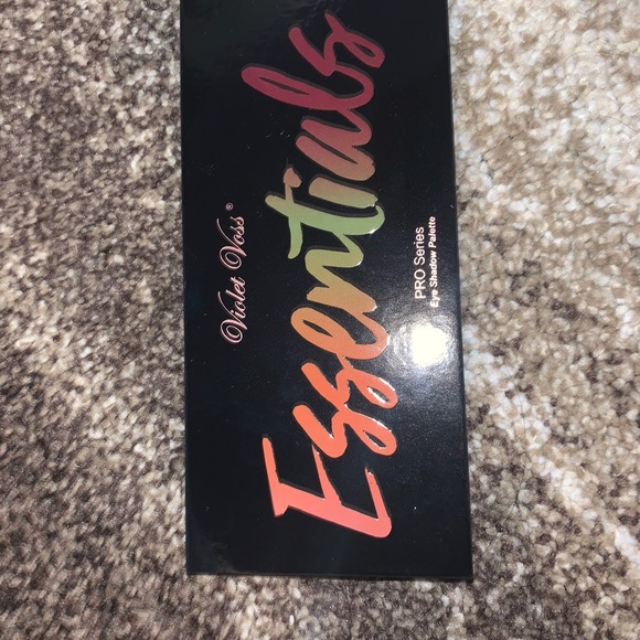 Violet Voss Essential Pallet - Picture 2 of 2